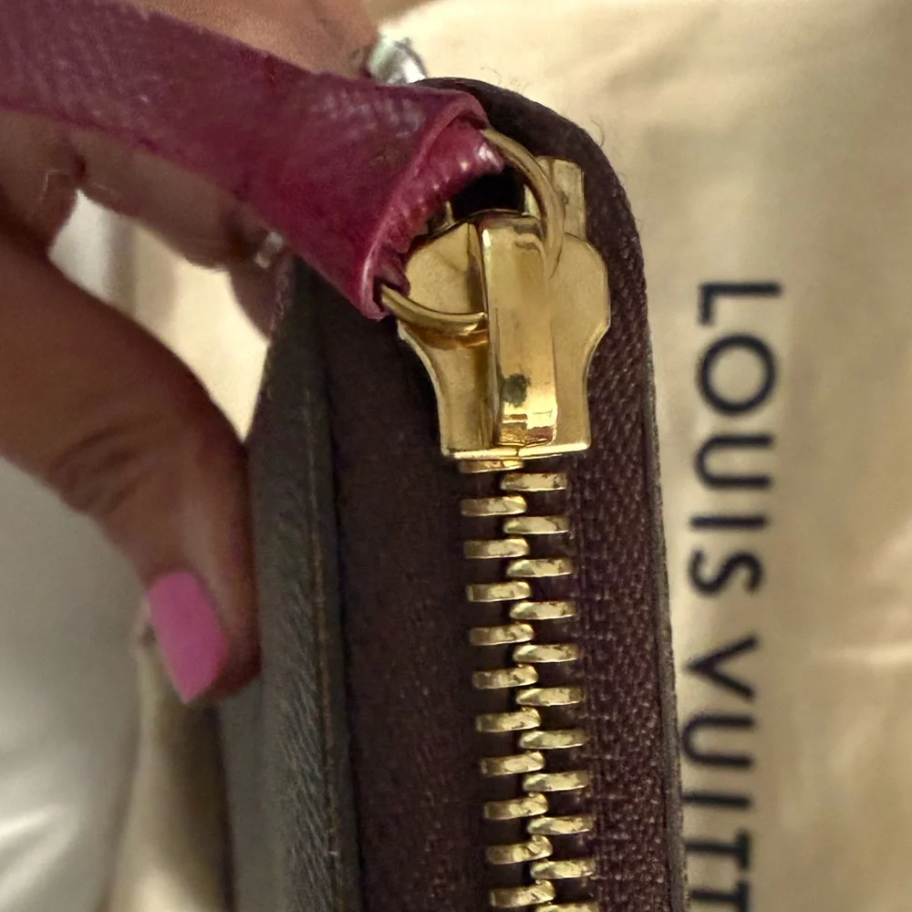 Louis Vuitton Monogram Canvas Zippy Wallet - Picture 2 of 11